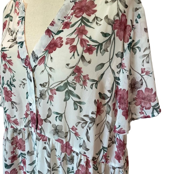 Torrid white floral high low top size 2 - Picture 2 of 4